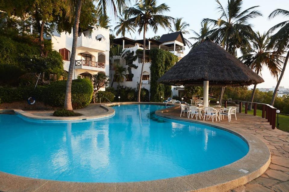 Tamarind Village Hotel Apartments Mombasa Bagian luar foto